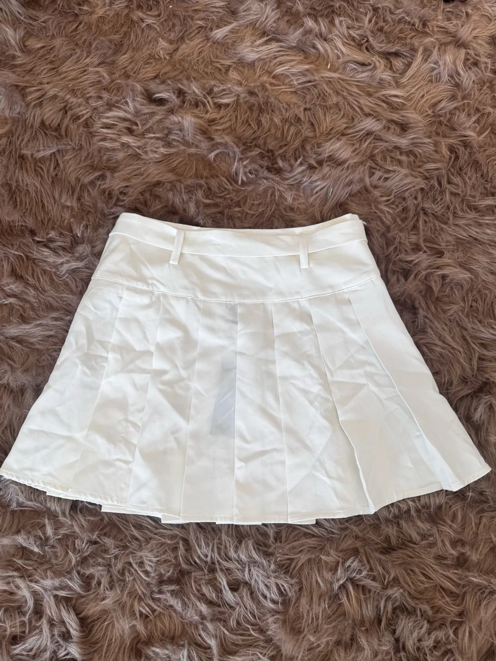 Pleated mini skirt white with buckle belt